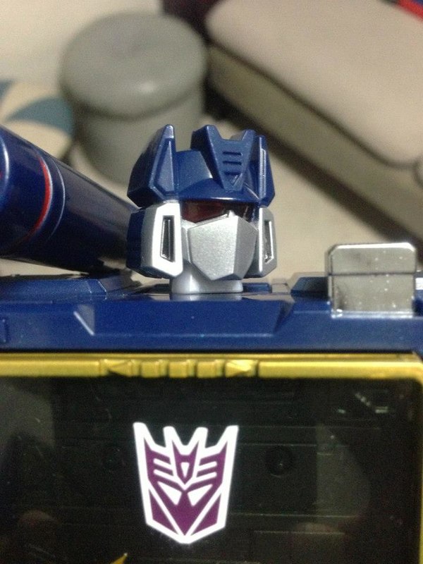 MP 13 Masterpiece Soundwave With Laserbeak Up Close And Personal Image Gallery  (33 of 54)